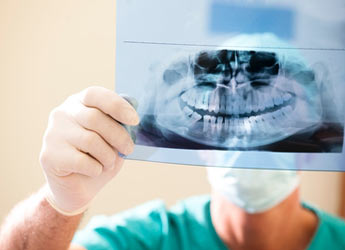  Radiografía panorámica de los maxilares, la mandíbula y los dientes. en Mataró